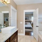 Private Backyard - Near Bicentennial Park *
