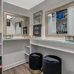 Holiday home Riverfront Minutes From Broadway *