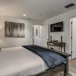 Riverfront Minutes From Broadway Holiday home