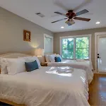 Holiday home Perfect For Groups - Fenced-in Yard Pet Friendly *