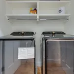 Holiday home Sleek & Convenient East *