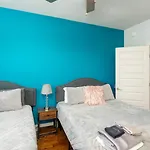 Modern 2 Bdr Townhome Minutes From Downtown Holiday home
