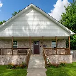 Centrally Located Cozy Pet Friendly Cottage