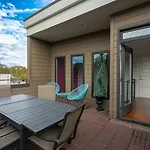 Modern 2 Bdr Townhome Minutes From Downtown