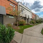 Modern 2 Bdr Townhome Minutes From Downtown