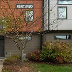 Modern 2 Bdr Townhome Minutes From Downtown