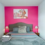 Modern 2 Bdr Townhome Minutes From Downtown Holiday home