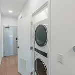 Modern 2 Bdr W River View Balcony Walk To Dt Holiday home *