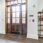 Centennial Park Condo Near Broadway Sleeps 4