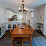 Centrally Located Cozy Pet Friendly *