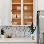 Modern Music Terrace Getaway Apartment *