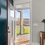 Holiday home Walkable Nations Retreat Rooftop & Near Broadway *