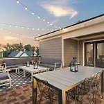Walkable Nations Retreat Rooftop & Near Broadway Holiday home *