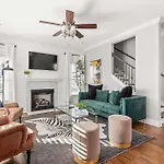 Walkable Nations Retreat Rooftop & Near Broadway Holiday home *