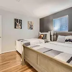 Uncork And Unwind Free Parking Pool Walk To Broadway! Apartment *