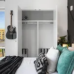 Riverview With Garage And Balcony And Walk Downtown *