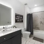 Riverview With Garage And Balcony And Walk Downtown *