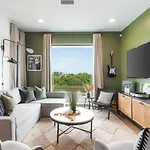 Riverview With Garage And Balcony And Walk Downtown