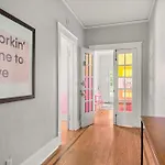 Dolly's Music Row Oasis - Walkable Location Apartment