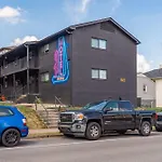 Dolly Apt On Music Row Sleeps 12