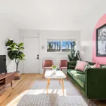 Relaxing Dolly Apartment On Music Row