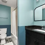 Holiday home 4 Bedroom House With Hot Tub And Backyard Close To Downtown *
