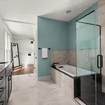 4 Bedroom House With Hot Tub And Backyard Close To Downtown Holiday home