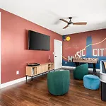 Holiday home 4 Bedroom House With Hot Tub And Backyard Close To Downtown *