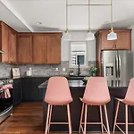 4 Bedroom House With Hot Tub And Backyard Close To Downtown