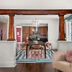Holiday home 4 Bedroom House With Hot Tub And Backyard Close To Downtown *