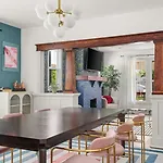 4 Bedroom House With Hot Tub And Backyard Close To Downtown Holiday home *