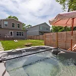 Holiday home 4 Bedroom House With Hot Tub And Backyard Close To Downtown *