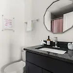 Holiday home 4 Bedroom House With Hot Tub And Backyard Close To Downtown