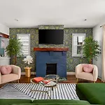 4 Bedroom House With Hot Tub And Backyard Close To Downtown Holiday home *