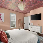 4 Bedroom House With Hot Tub And Backyard Close To Downtown *