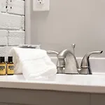 Parthenon Getaway - 2bdrm Apartment