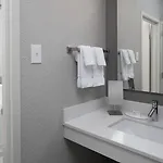 Courtyard By Marriott Airport