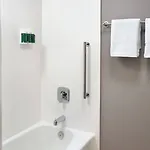 Courtyard By Marriott Airport Hotel