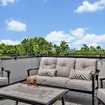 Holiday home Bass - Private Rooftop - 8 Mins To Broadway *