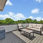 Bass - Private Rooftop - 8 Mins To Broadway Holiday home