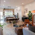 Luxury Spa Retreat Sauna, Hot Tub And Fire Pit