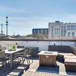 Spacious Close To Belmont Rooftop