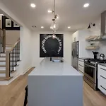 Holiday home Skyline Luxury - Rooftop Deck- King Suites-garage *