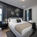 Skyline Luxury - Rooftop Deck- King Suites-garage Holiday home