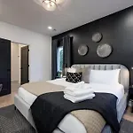 Skyline Luxury - Rooftop Deck- King Suites-garage Holiday home