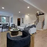 Skyline Luxury - Rooftop Deck- King Suites-garage Holiday home
