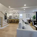 Skyline Luxury Rooftop Deck- King Suites- Garage