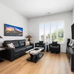 East Nash Condo For 4 With Public Rooftop Near Dt