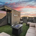 Two Adjacent Homes Sleeps 24 Only 3 Miles To Broadway Holiday home