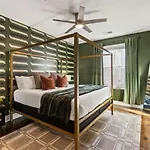 Private Rooftop Near Vanderbilt Only 2 Miles From Downtown Holiday home *